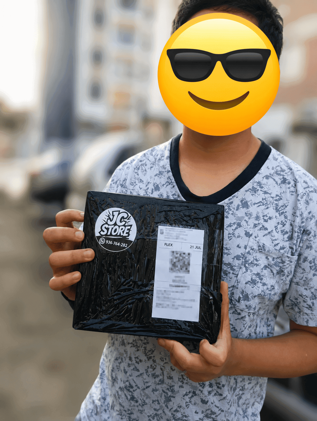 Cliente recibiendo su pedido